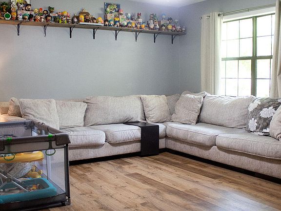 5th image of 70 Christopher Dr