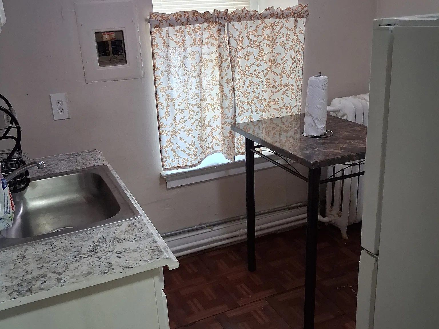 Studio, $900 — Photo 1