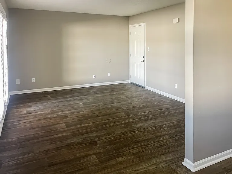 Turnberry Square Apartments — Photo 5