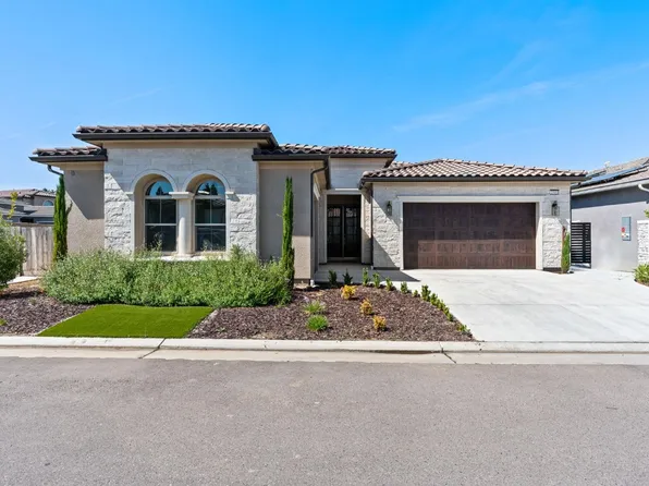 2595 E Via Sofia Dr, Fresno, CA 93730