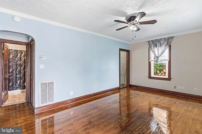 3 bed, 1.0 bath, 1170 sqft, $2,300 — Photo 2