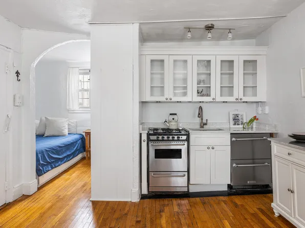 729 Greenwich Street image 3 of 7