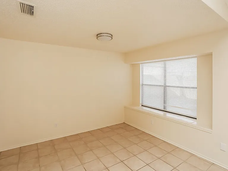 916 Richards Dr — Photo 13