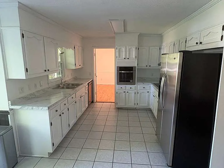 1690 Manhasset Dr — Photo 3