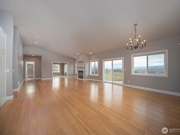 3rd image of 480 Edgemont Loop Road