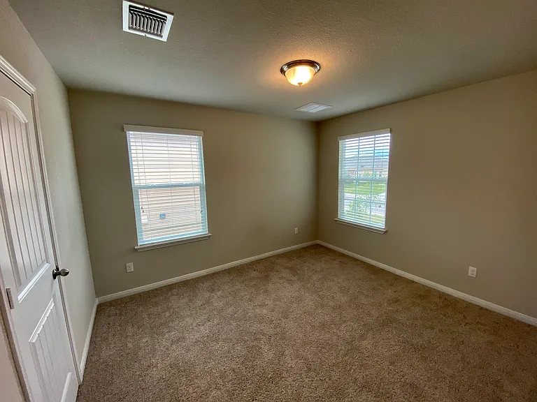 632 Donegal Ln — Photo 14