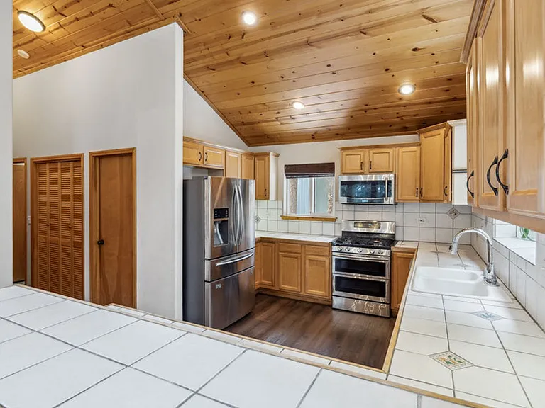 10694 Laurelwood Dr — Photo 5
