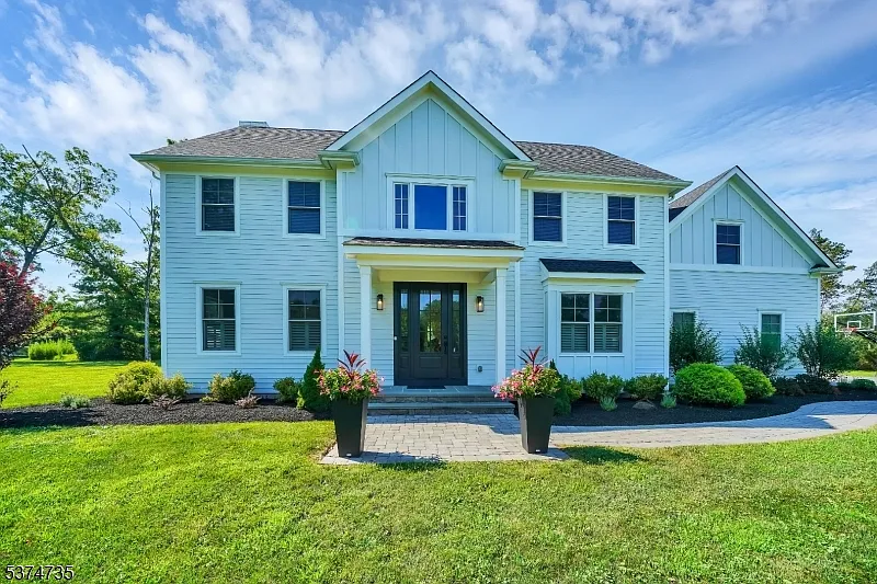88 Queen Anne Dr photo 1