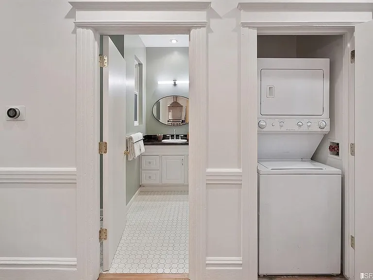 Upstairs bathroom (off kitchen)