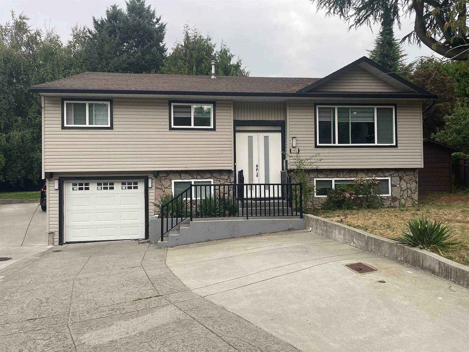 15077 86b Ave photo 1