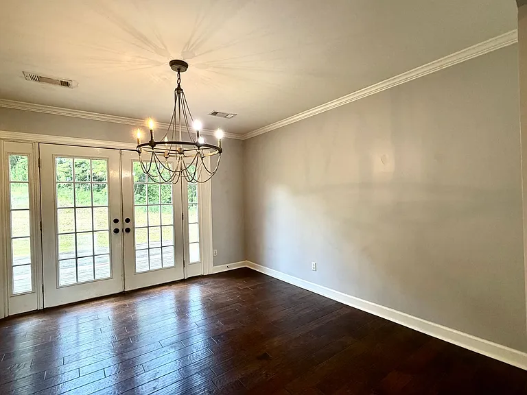 904 Lynn Cir — Photo 6