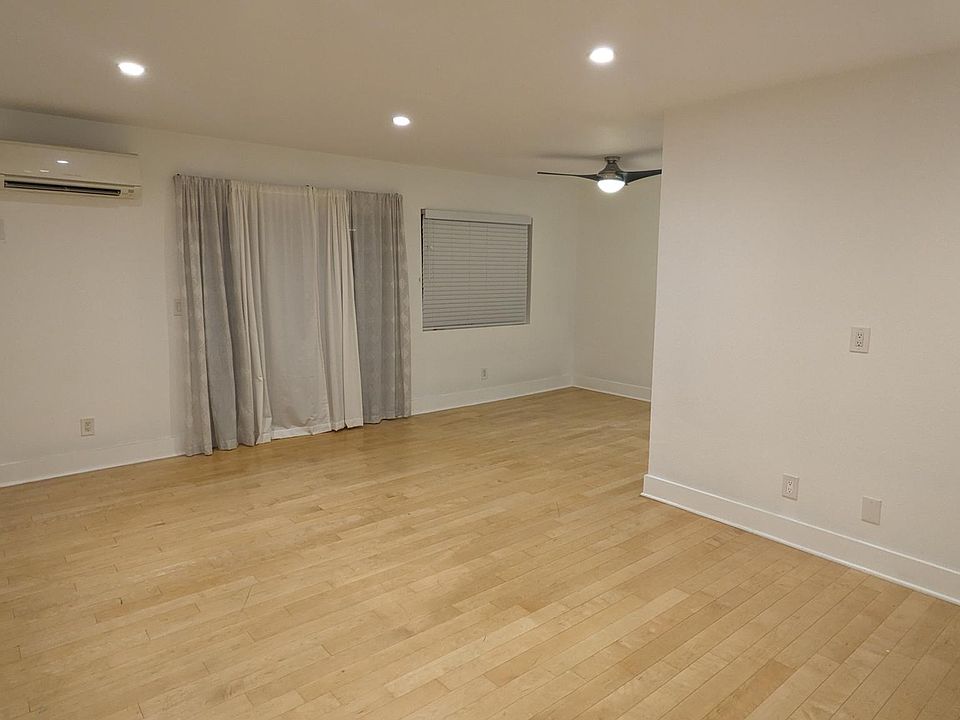 Dinning room. Balcony. AC/Heating unit.