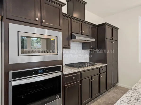 555 N Cattail Ct, Fresno, CA 93727