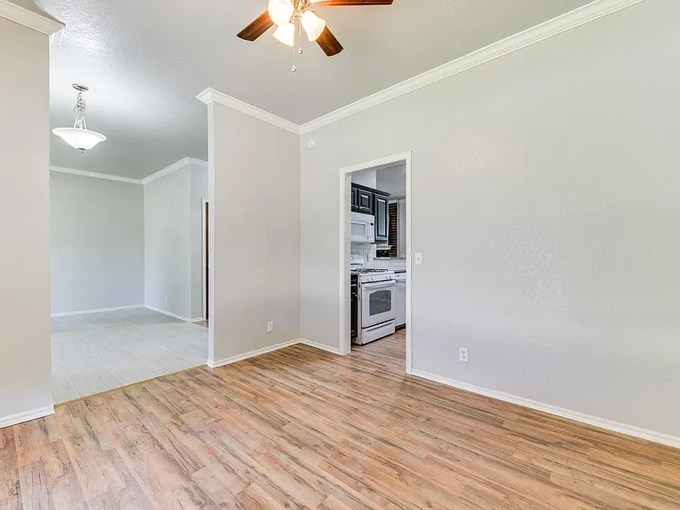 1829 Courtney Ln — Photo 7