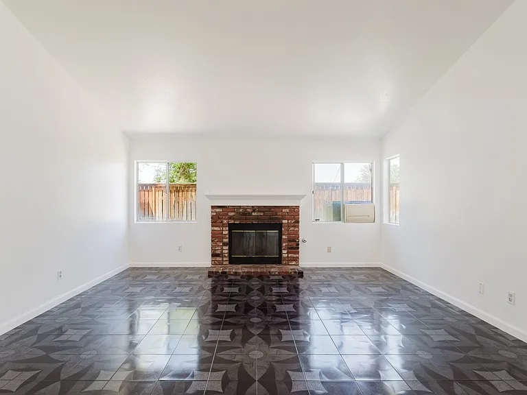 37347 Waterman Ave — Photo 5