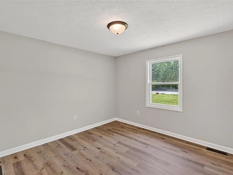 960 Plum Springs Rd — Photo 5