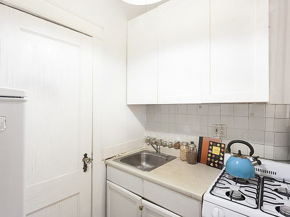 3rd image of 39 Grove St Frnt 1