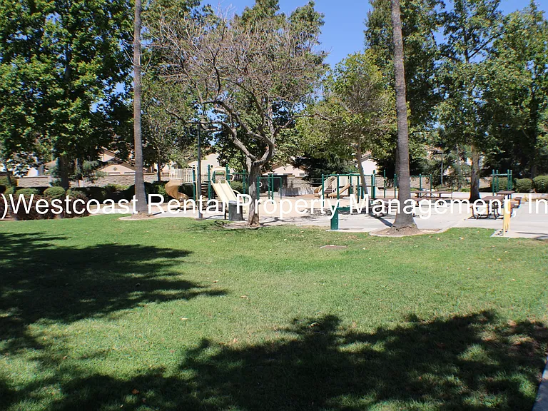 1889 Autumn Pl — Photo 46