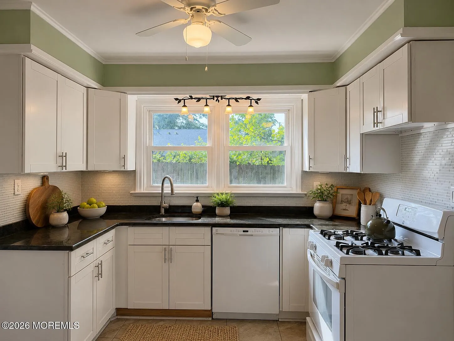 3 bed, 1.5 bath, 1702 sqft, $3,900 — Photo 3