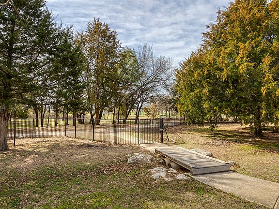 4th image of 208 Lovers Path Dr