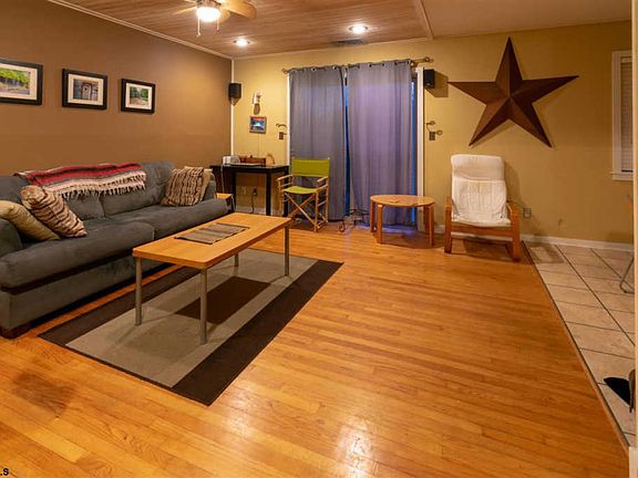 2nd image of 824 Marshall Ct APT B