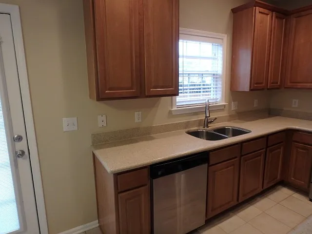 121 Hampton Lake Dr — Photo 3