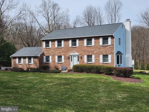2 Black Horse Cir, Downingtown, PA 19335