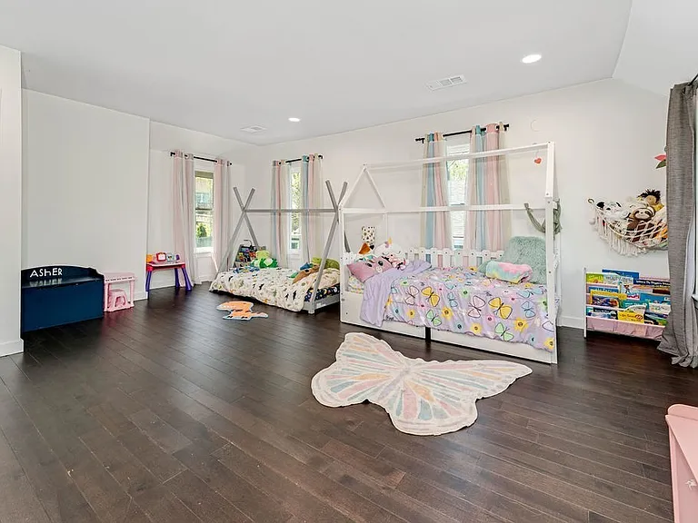 1422 Benjamin St — Photo 7