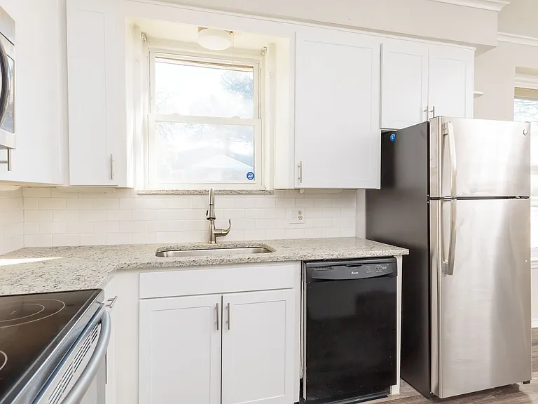 5700 Pershing Ave — Photo 26