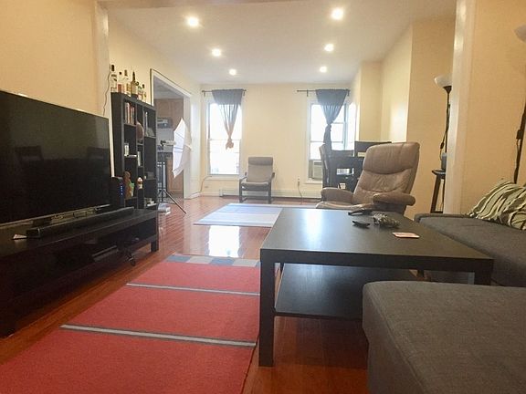 2nd image of 206 Green St #3