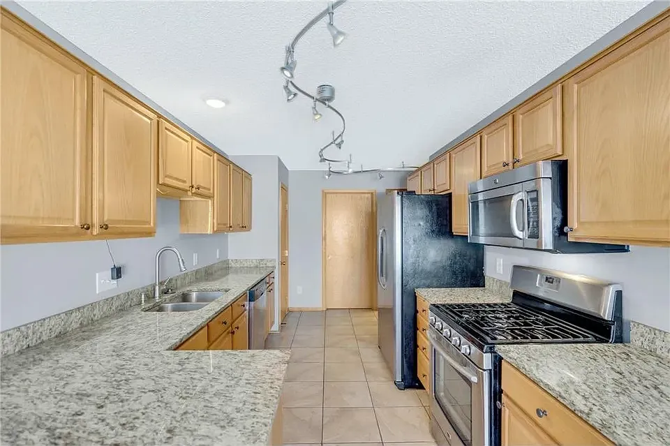 3 bed, 1.5 bath, 1600 sqft, $2,900 — Photo 3