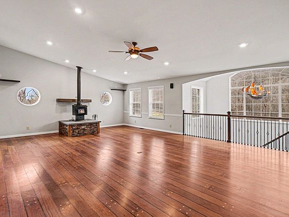 3rd image of 659 Bromley Crescent Springs Rd