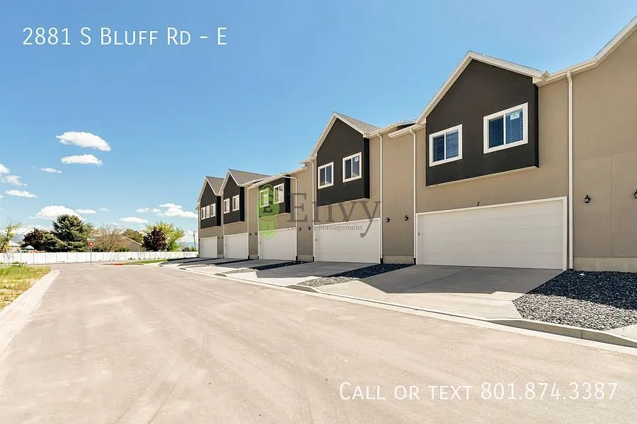 Enormous 3 Bed - 2 Bath Pet Friendly Townhome with Large Unfinished Basement! - Available NOW! — Photo 3
