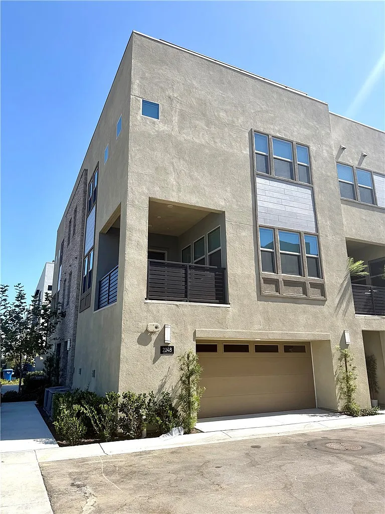 3 bed, 2.5 bath, 1726 sqft, $5,200 — Photo 1