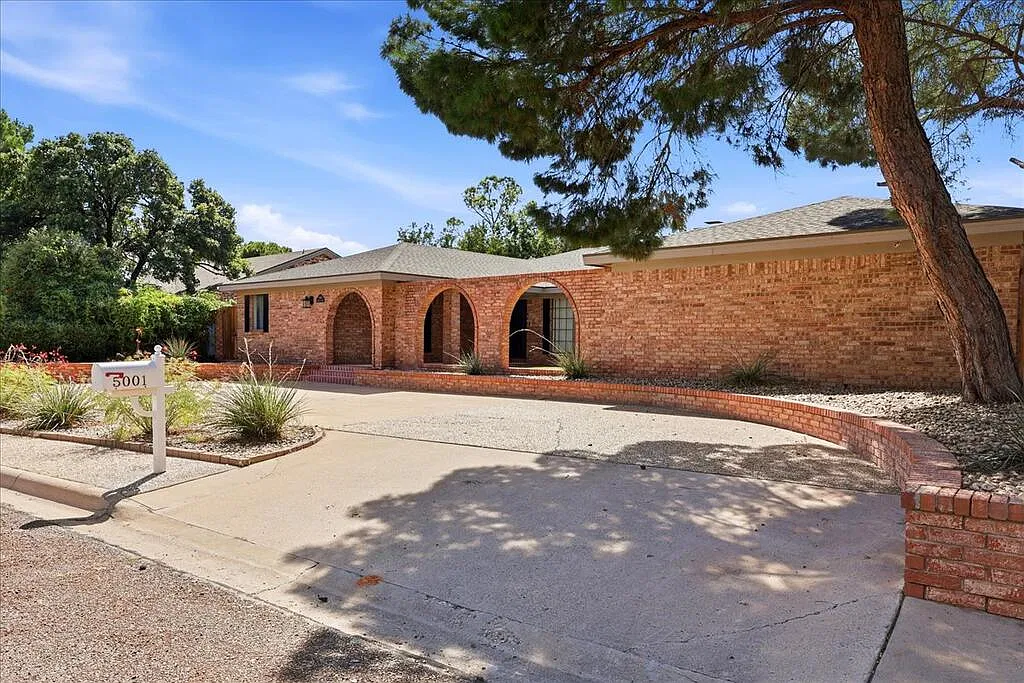3 bed, 2.0 bath, 2534 sqft, $3,200 — Photo 4
