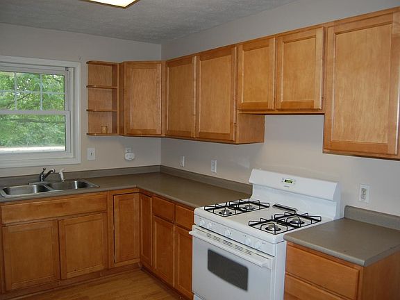 3rd image of 1208 N Temple Ave