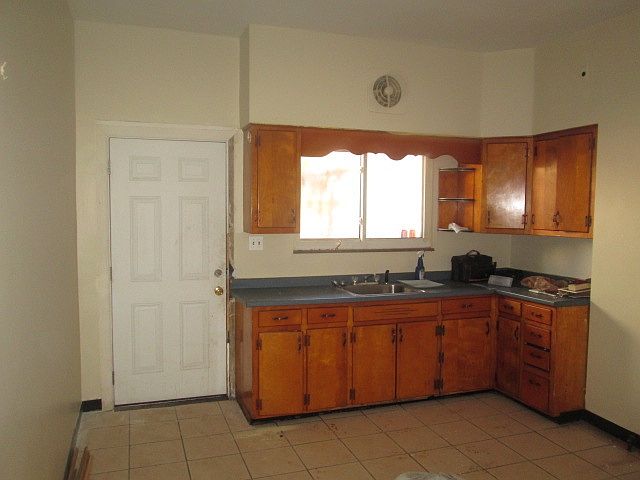 Eat-in Kitchen w/ High Ceilings