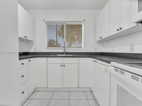 843 NW 7th St, Hallandale, FL