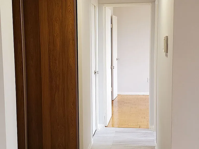 20 Edgecliff Golfway #1202 — Photo 13
