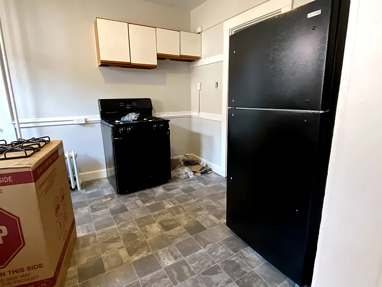 140 Davis Ave — Photo 4