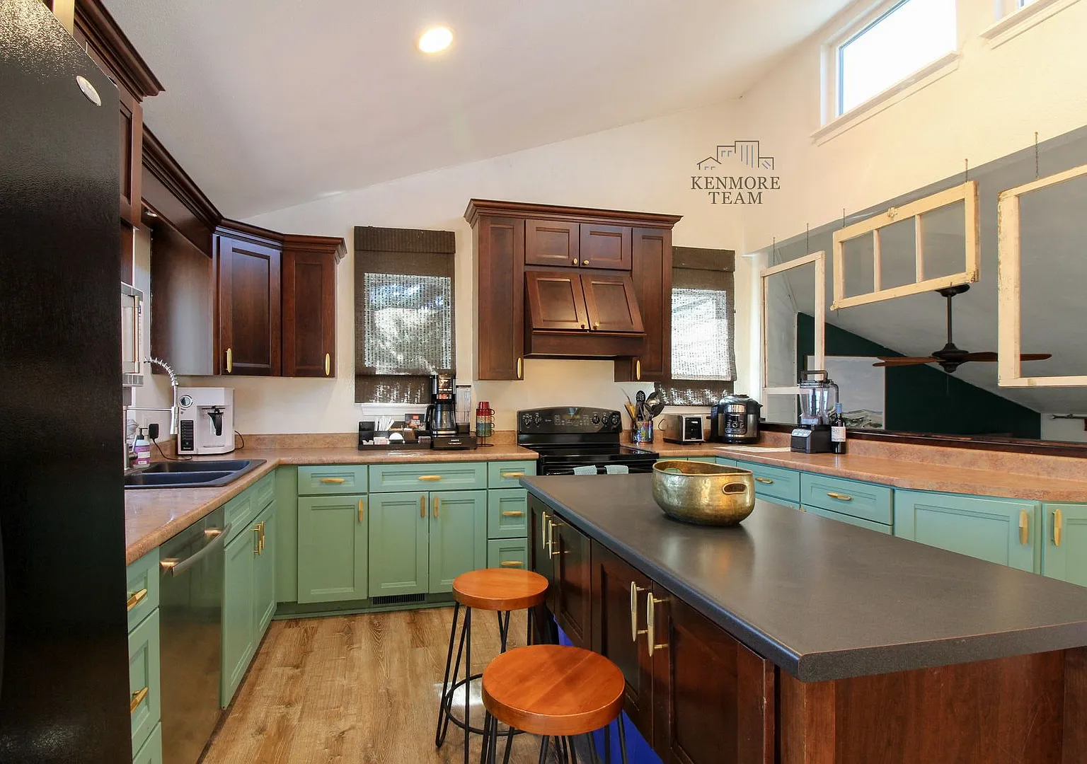Furnished: 5 Bedroom, 2 Bath Home In Kennewick — Photo 2