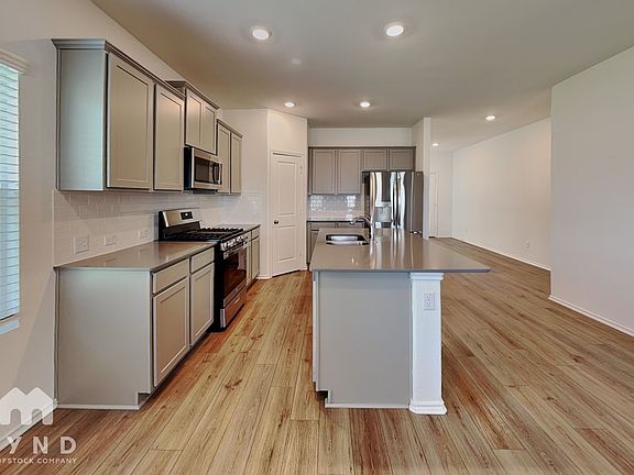 5th image of 428 Sebring Cir