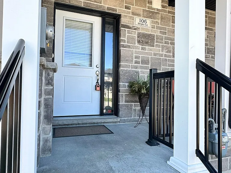 106 Delphi Ln — Photo 2