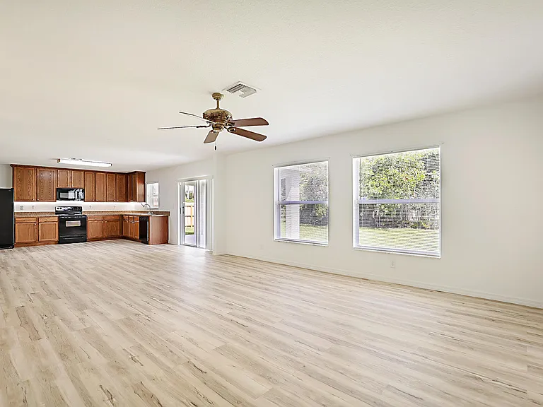 617 SE Karrigan Ter — Photo 11