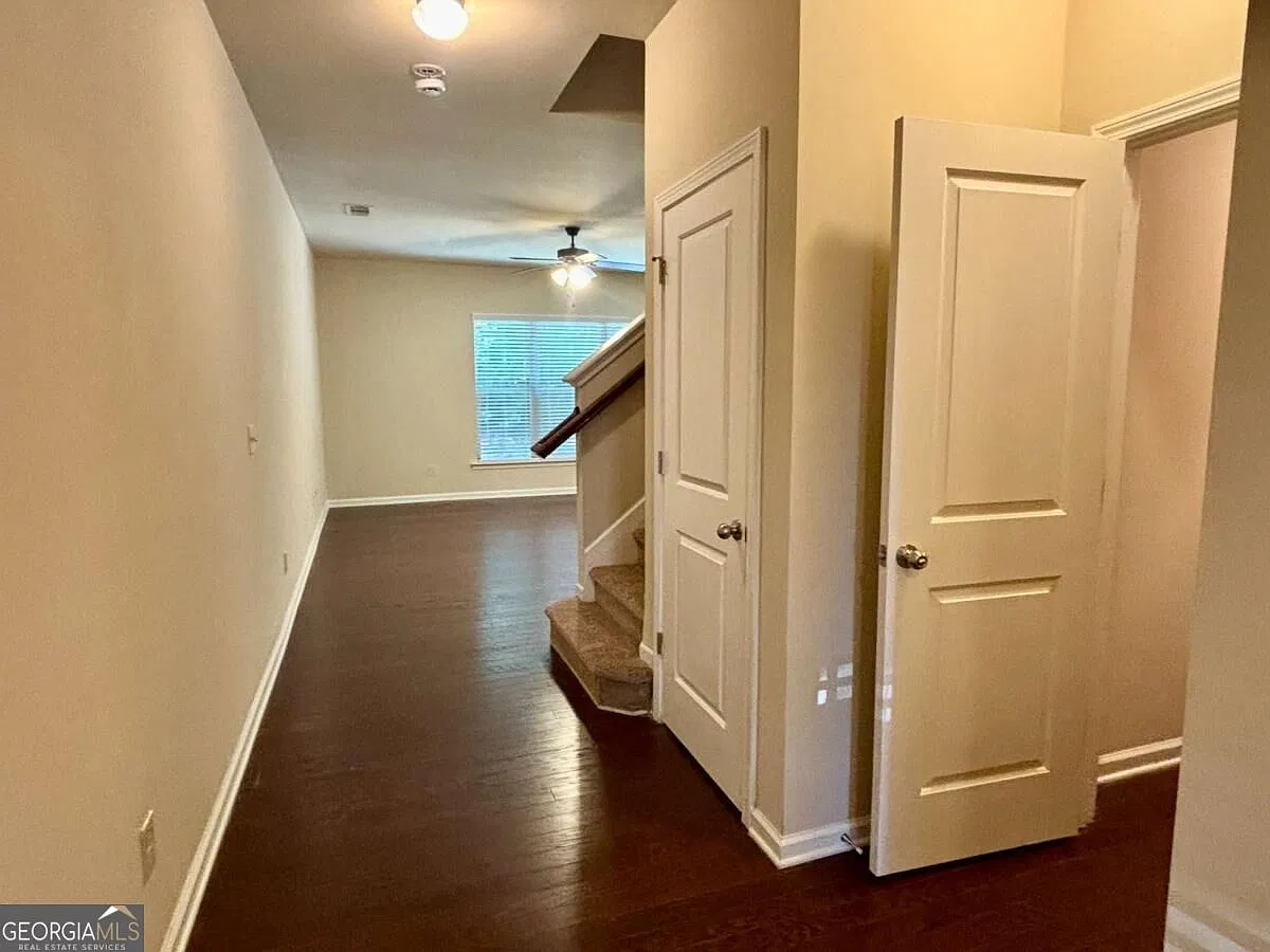 3 bed, 2.5 bath, $2,200 — Photo 2