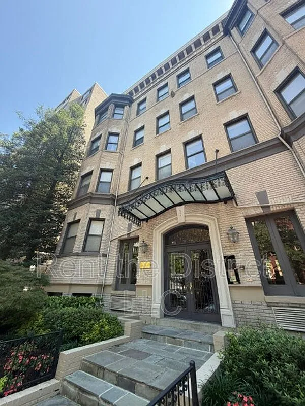 2 bed, 1.0 bath, 716 sqft, $3,250 — Photo 1