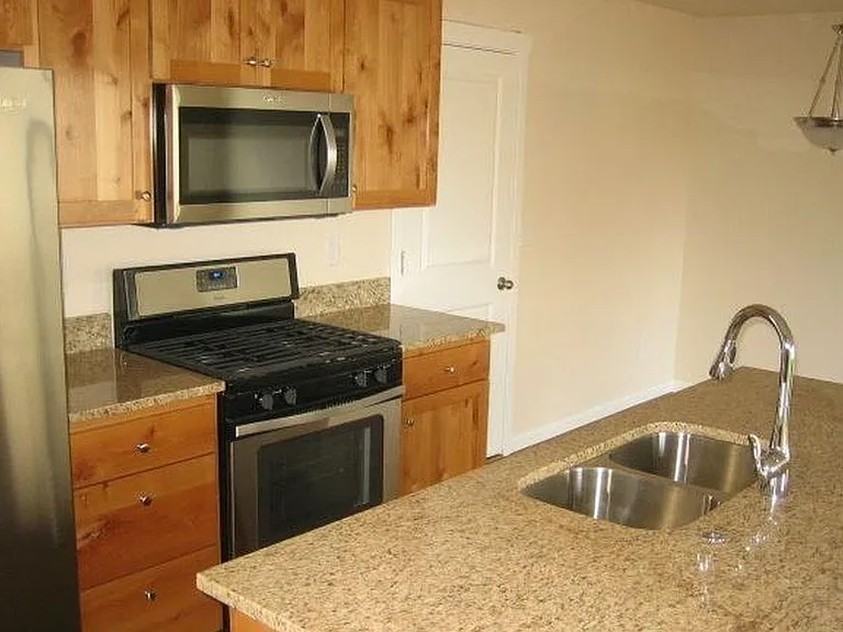 1587 SW Hayter St — Photo 8