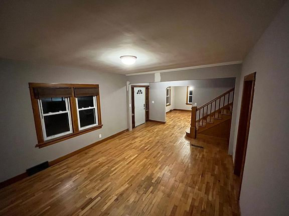 5th image of 148 Burnham St E
