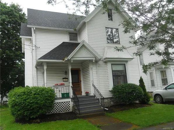 7 Craigie St, Le Roy, NY 14482