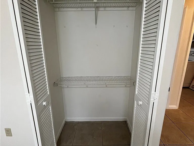 919 SE 8th Ter #7 — Photo 10